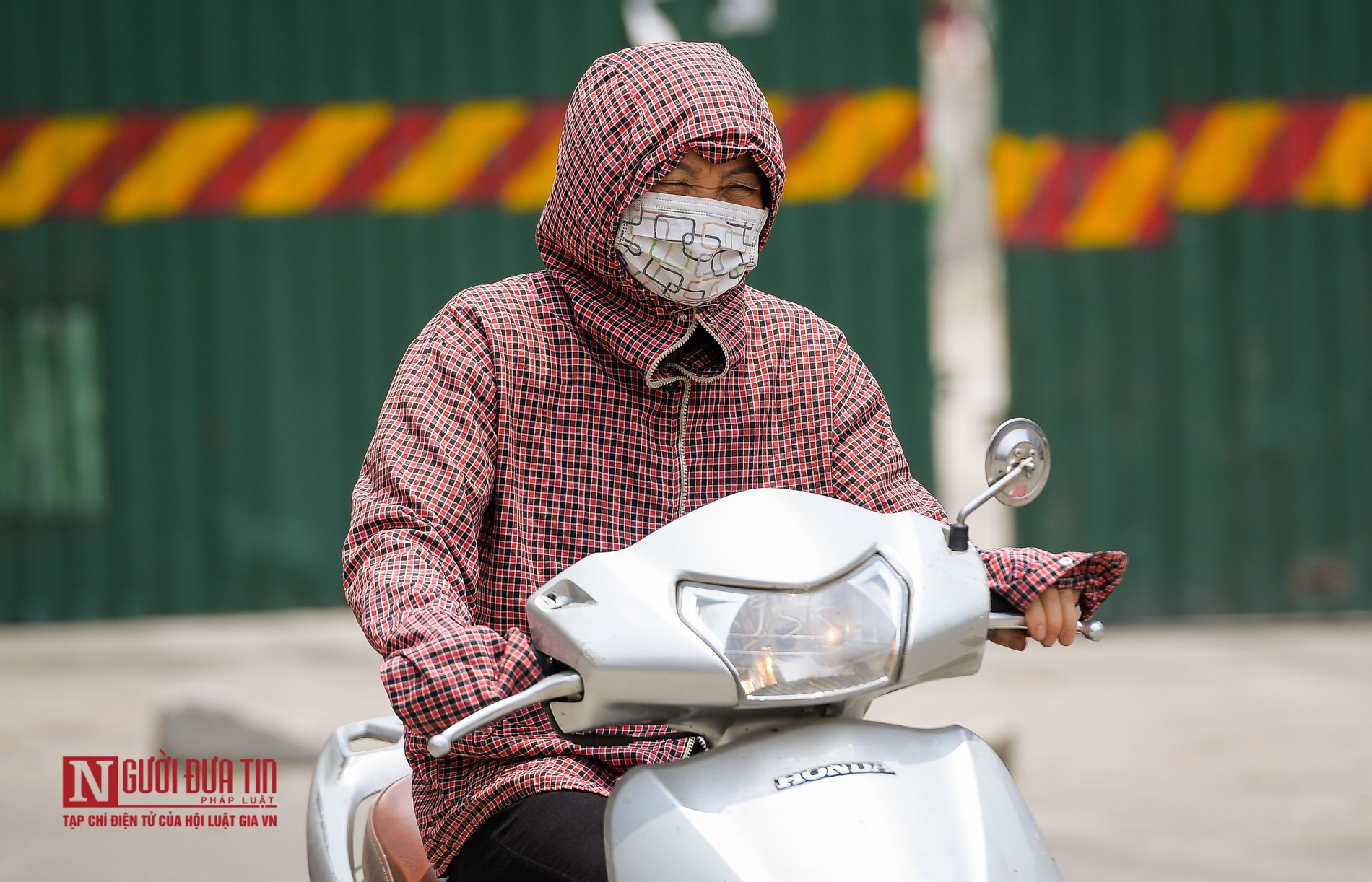 Tin nhanh - Hà Nội nắng nóng gay gắt, người dân hóa 'ninja” xuống phố (Hình 6).