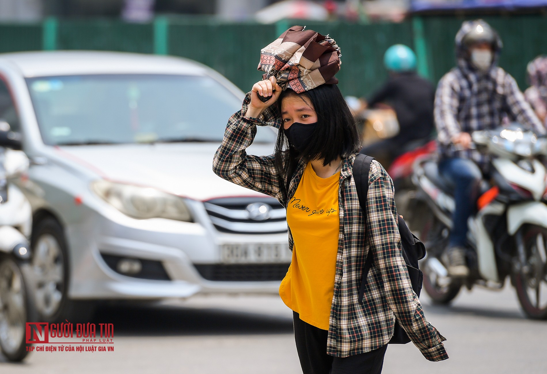 Tin nhanh - Hà Nội nắng nóng gay gắt, người dân hóa 'ninja” xuống phố (Hình 10).