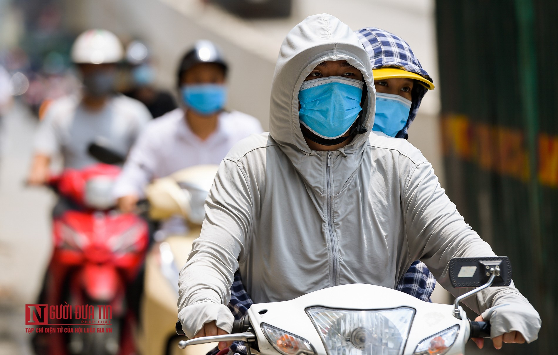 Tin nhanh - Hà Nội nắng nóng gay gắt, người dân hóa 'ninja” xuống phố (Hình 2).
