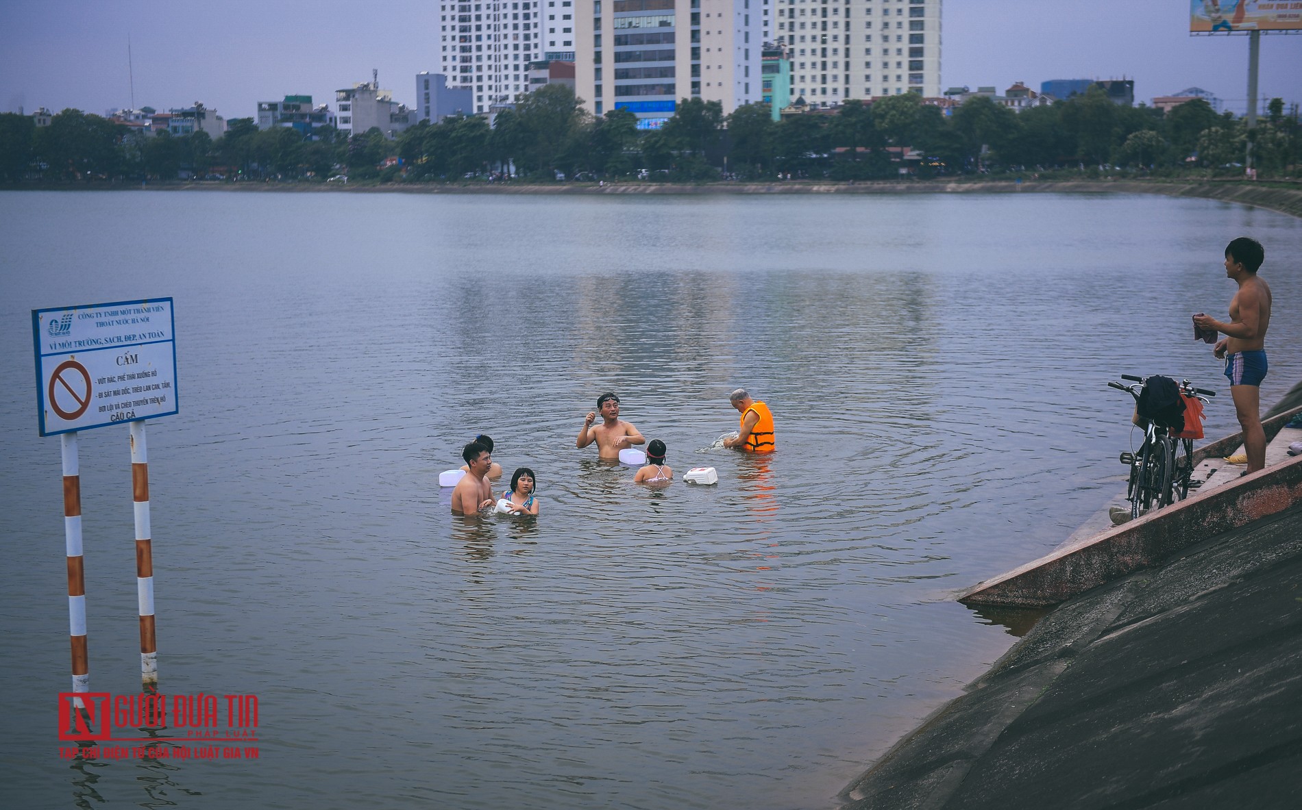 Tin nhanh - Hà Nội: Bất chấp nguy hiểm, người dân đổ ra hồ Tây, sông Hồng 'giải nhiệt”