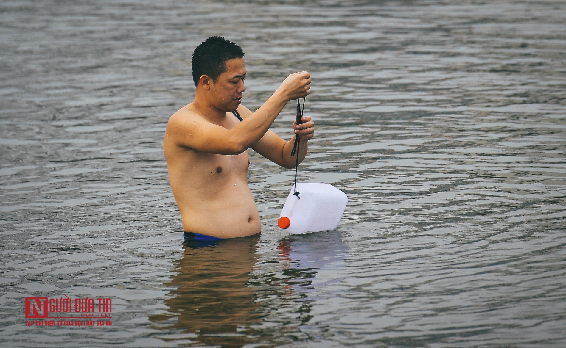 Tin nhanh - Hà Nội: Bất chấp nguy hiểm, người dân đổ ra hồ Tây, sông Hồng 'giải nhiệt” (Hình 7).