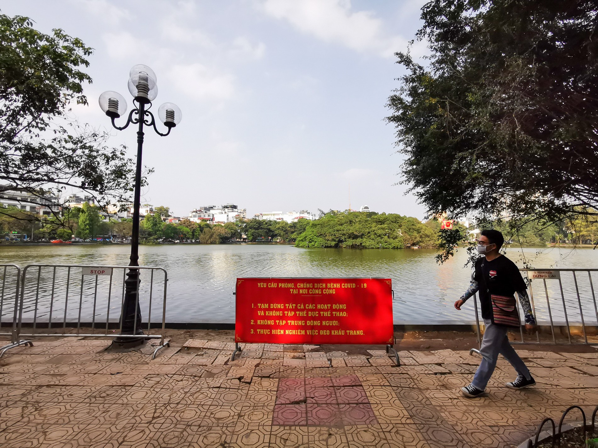 Tin nhanh - Người dân thích thú sau khi kè hồ Gươm được “thay áo mới” (Hình 2).