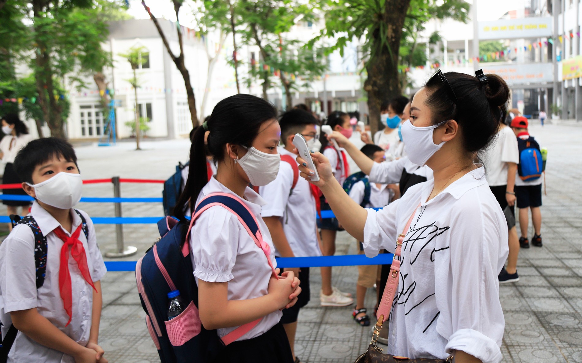 Giáo dục - Hà Nội: Học sinh tiểu học háo hức đến trường sau nghỉ phòng dịch COVID-19 (Hình 8).