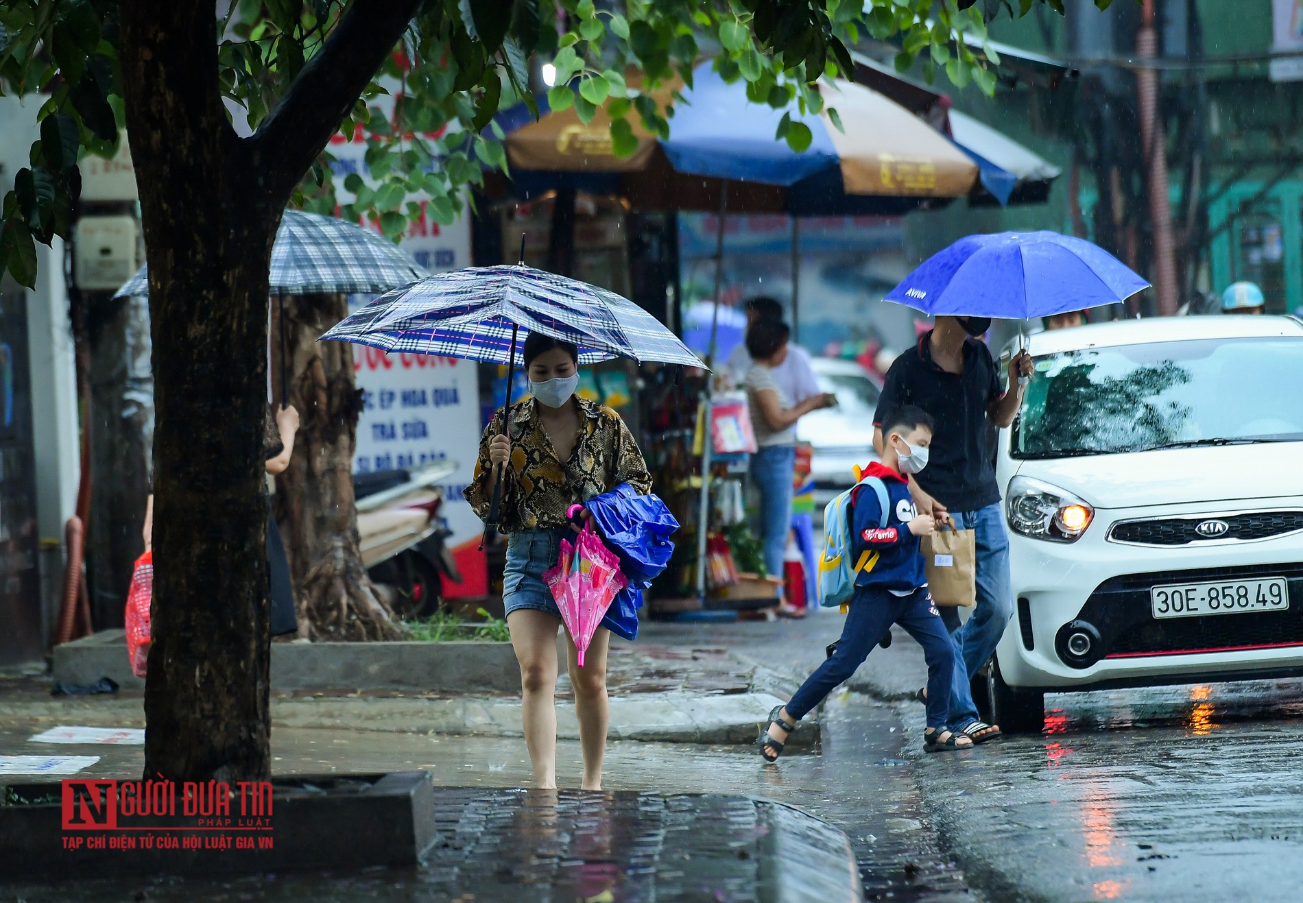 Tin nhanh - Đường phố Thủ đô ùn tắc nghiêm trọng sau cơn mưa lớn (Hình 4).