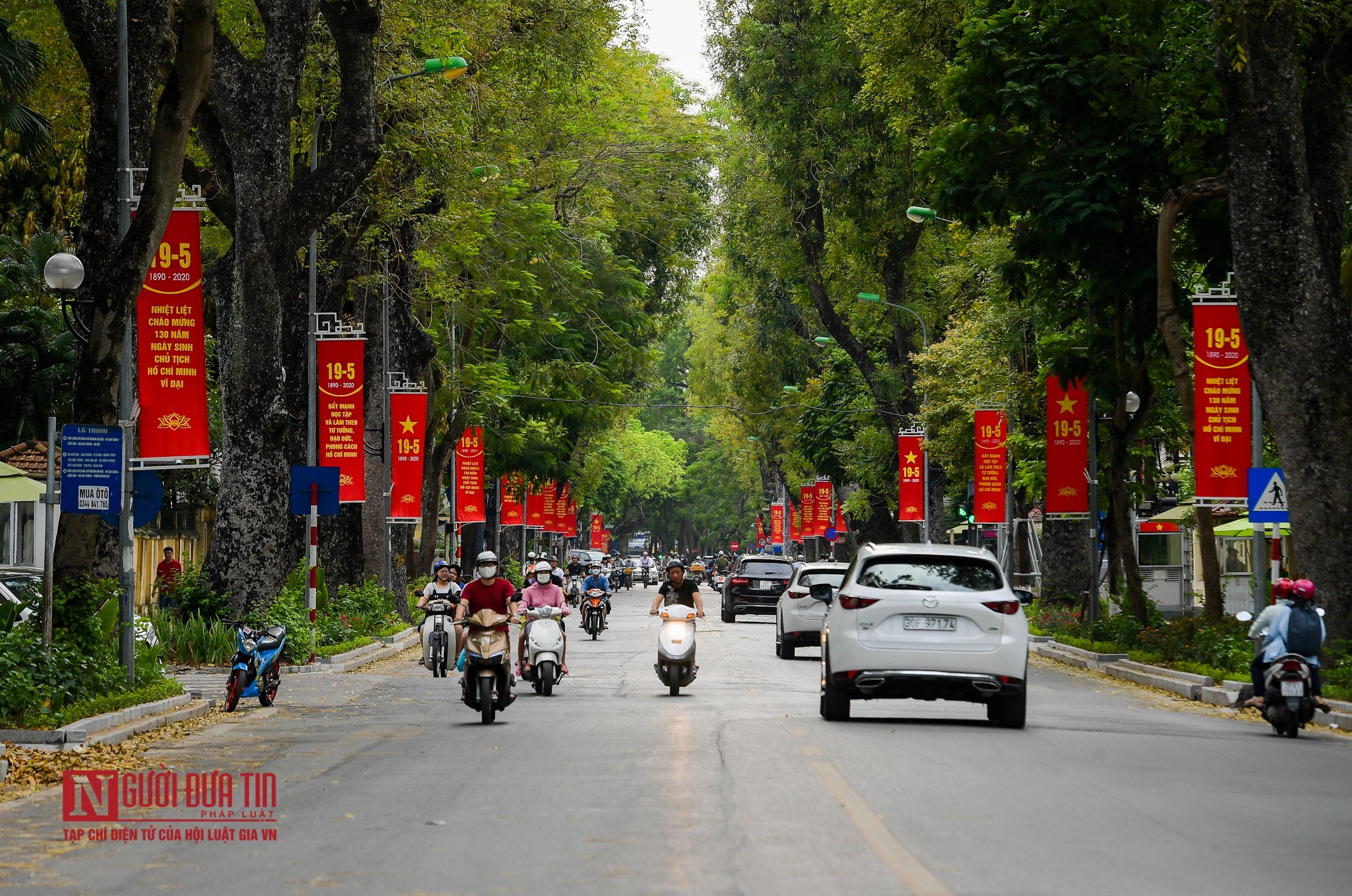 Tin nhanh - Đường phố Thủ đô trang hoàng cờ hoa kỷ niệm 130 năm ngày sinh nhật Bác