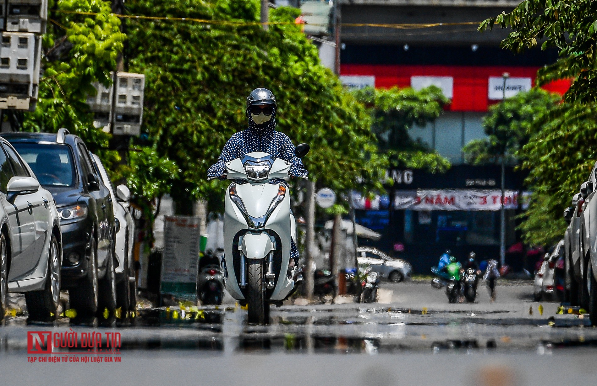 Tin nhanh - Hà Nội: Nóng đỉnh điểm hơn 44 độ C, đường phố bốc hơi xuất hiện ảo ảnh (Hình 4).