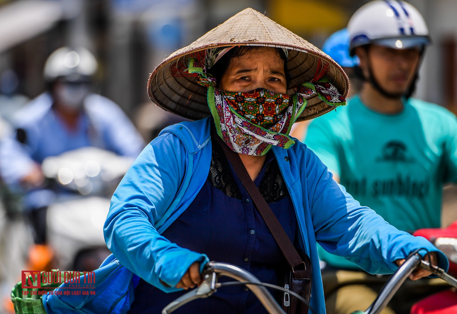 Tin nhanh - Hà Nội: Nóng đỉnh điểm hơn 44 độ C, đường phố bốc hơi xuất hiện ảo ảnh (Hình 8).