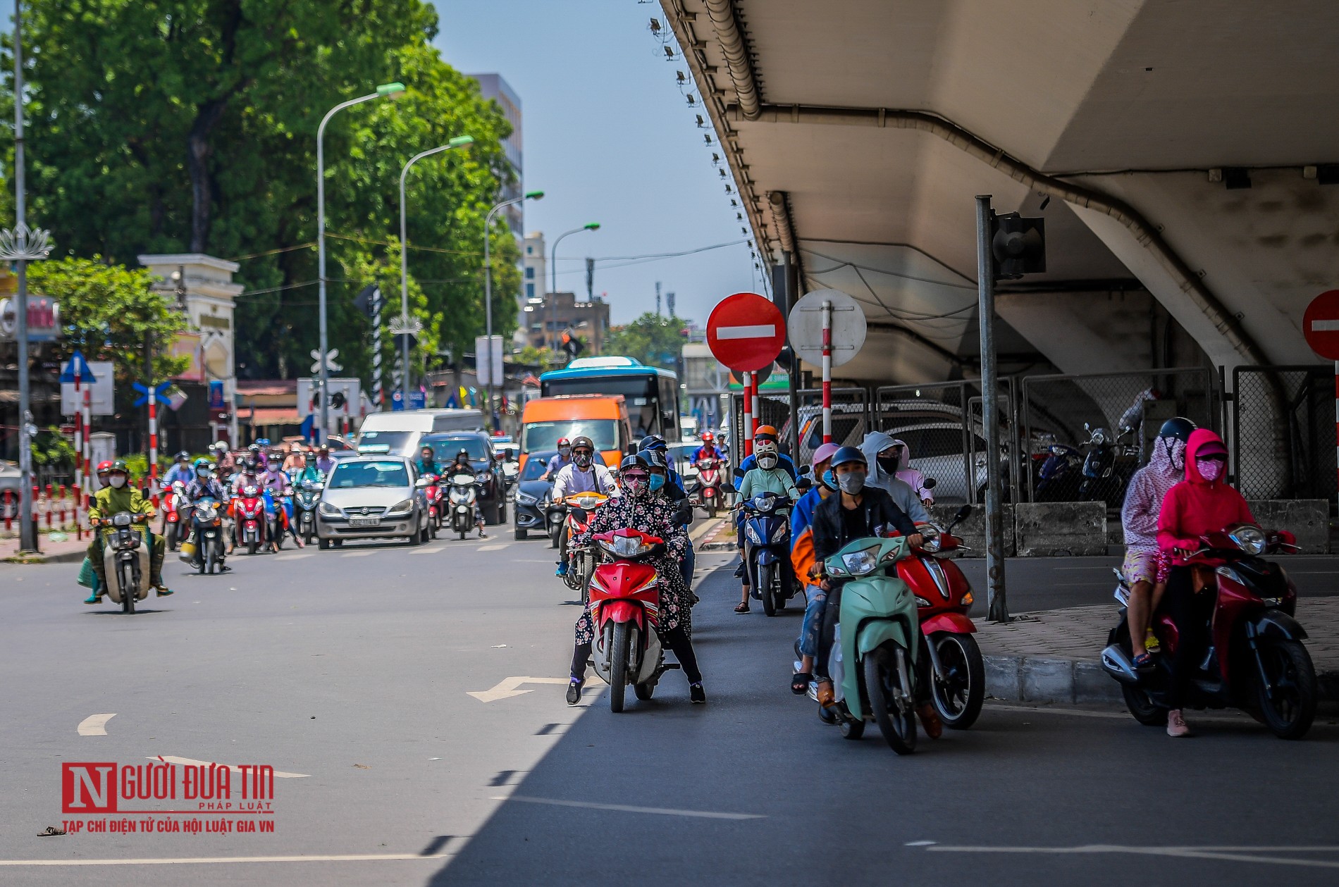 Tin nhanh - Hà Nội: Nóng đỉnh điểm hơn 44 độ C, đường phố bốc hơi xuất hiện ảo ảnh (Hình 15).