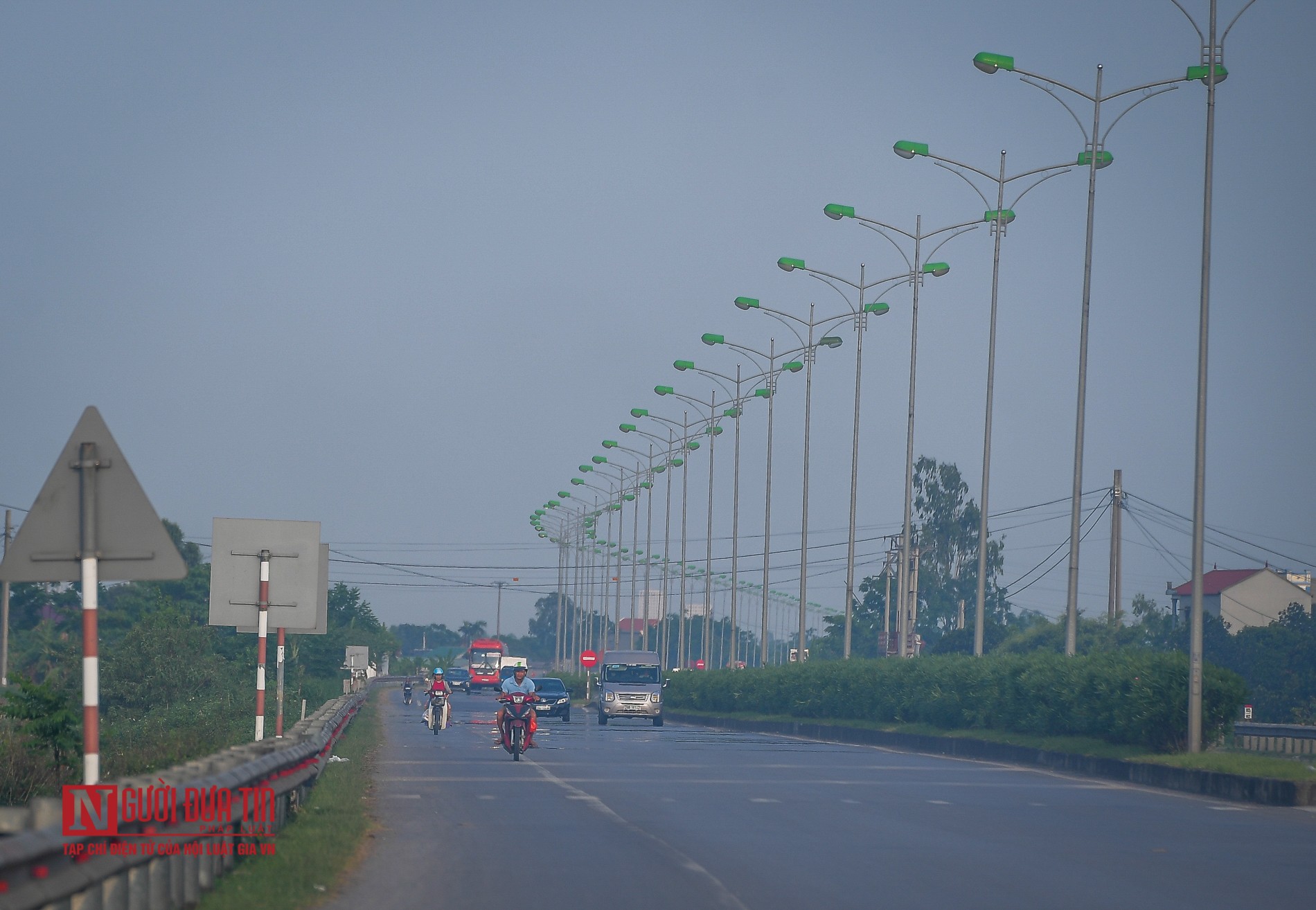 Tin nhanh - Khói do đốt rơm rạ bao phủ đường quốc lộ, cao tốc (Hình 2).