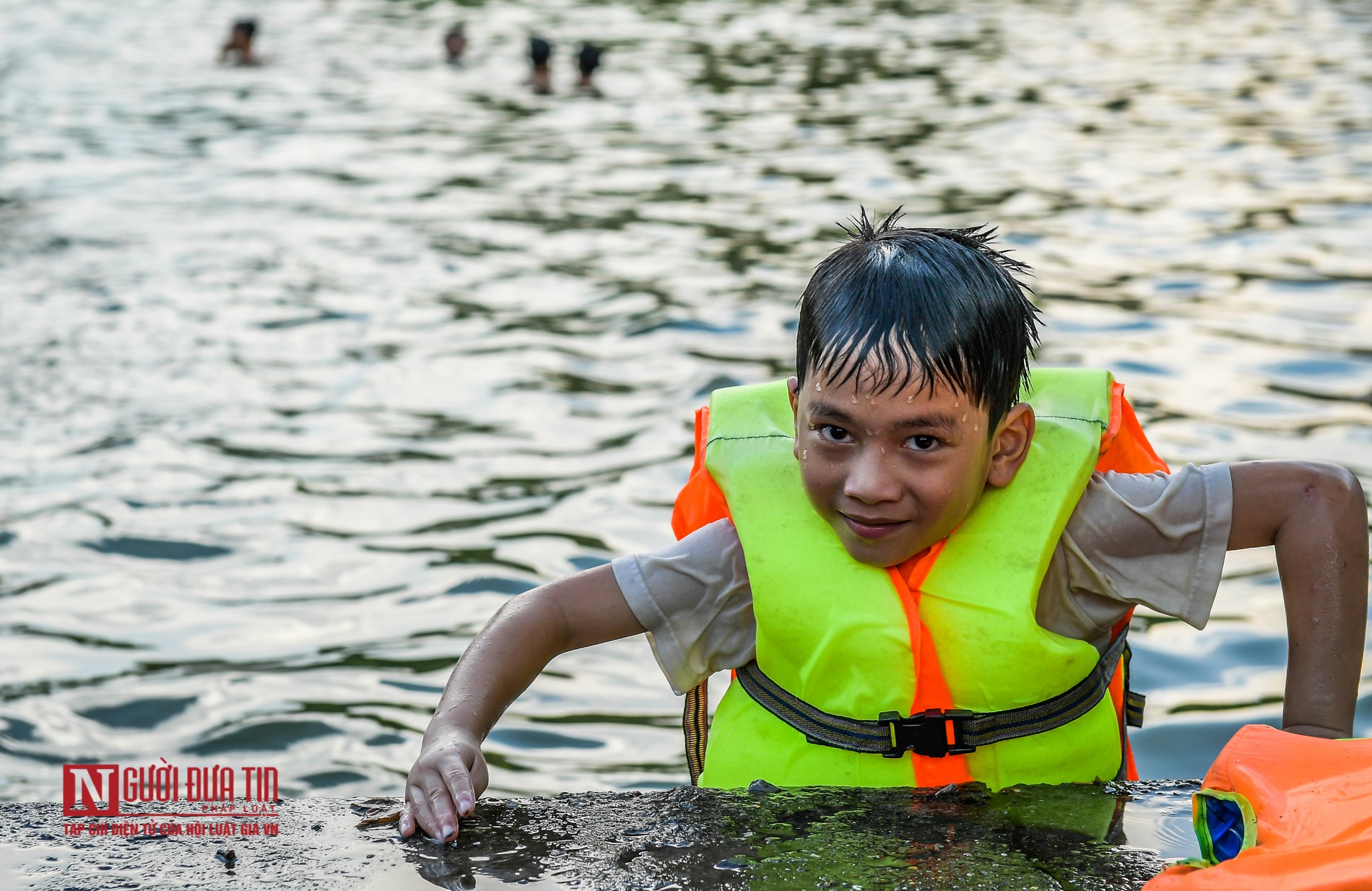 Tin nhanh - Người dân thích thú tắm hồ nghìn năm tuổi (Hình 14).