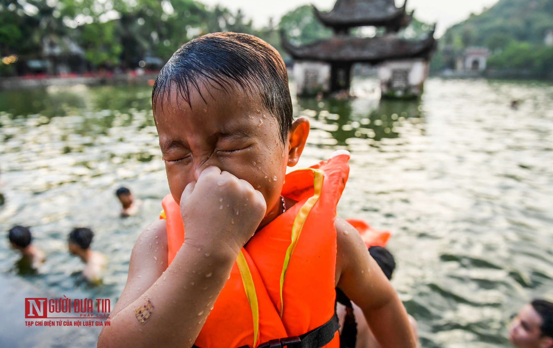 Tin nhanh - Người dân thích thú tắm hồ nghìn năm tuổi (Hình 4).