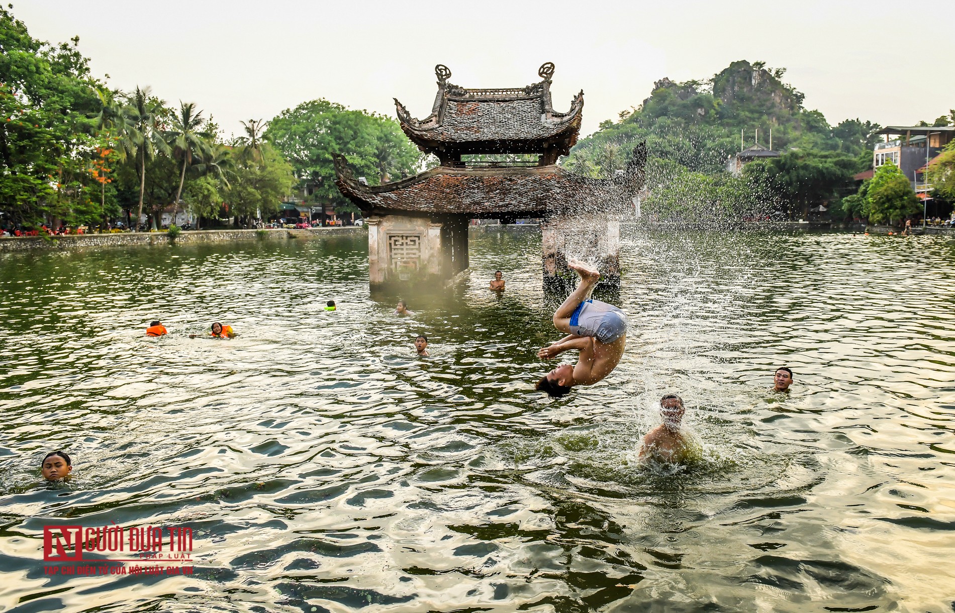 Tin nhanh - Người dân thích thú tắm hồ nghìn năm tuổi