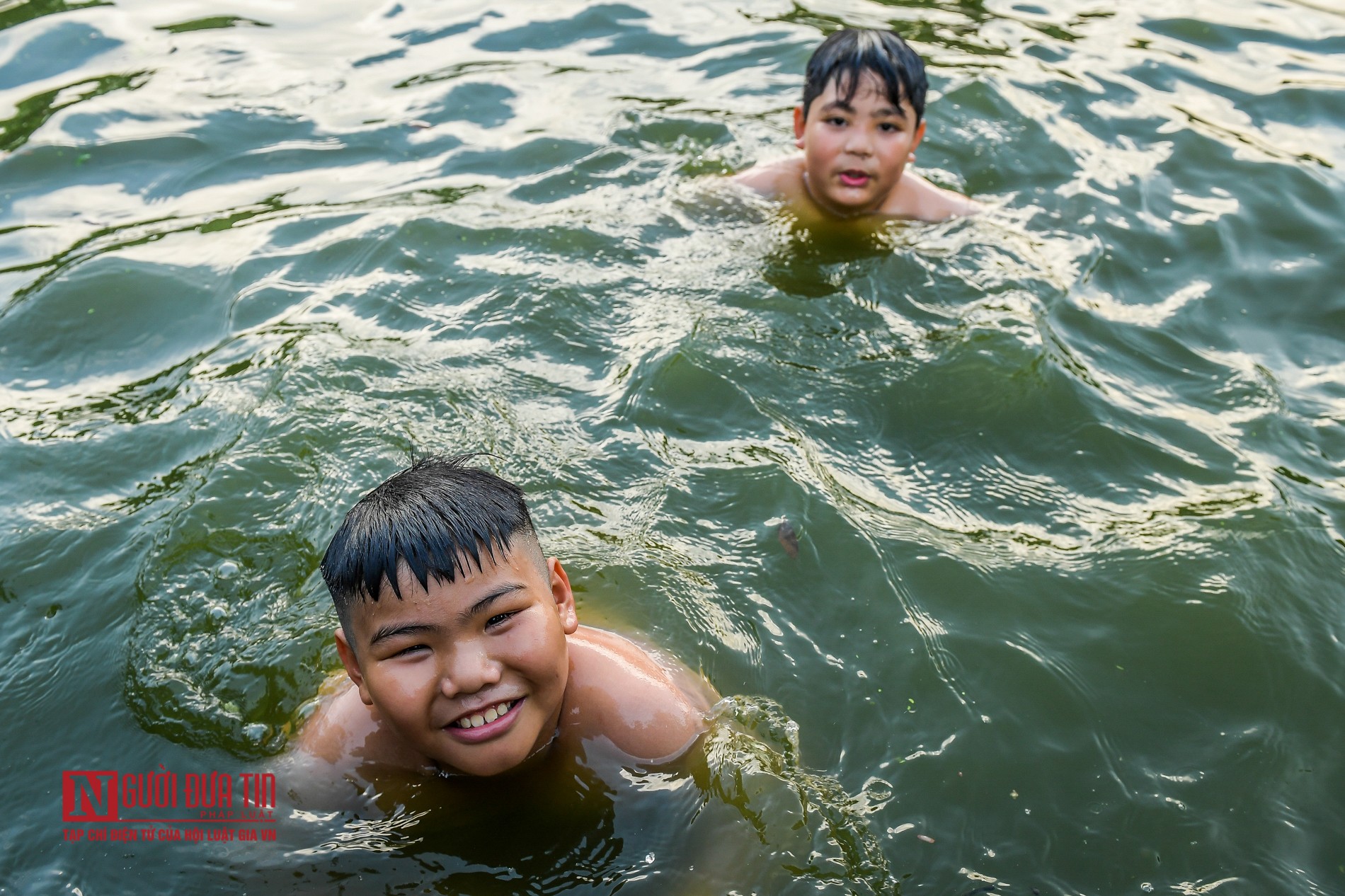 Tin nhanh - Người dân thích thú tắm hồ nghìn năm tuổi (Hình 5).