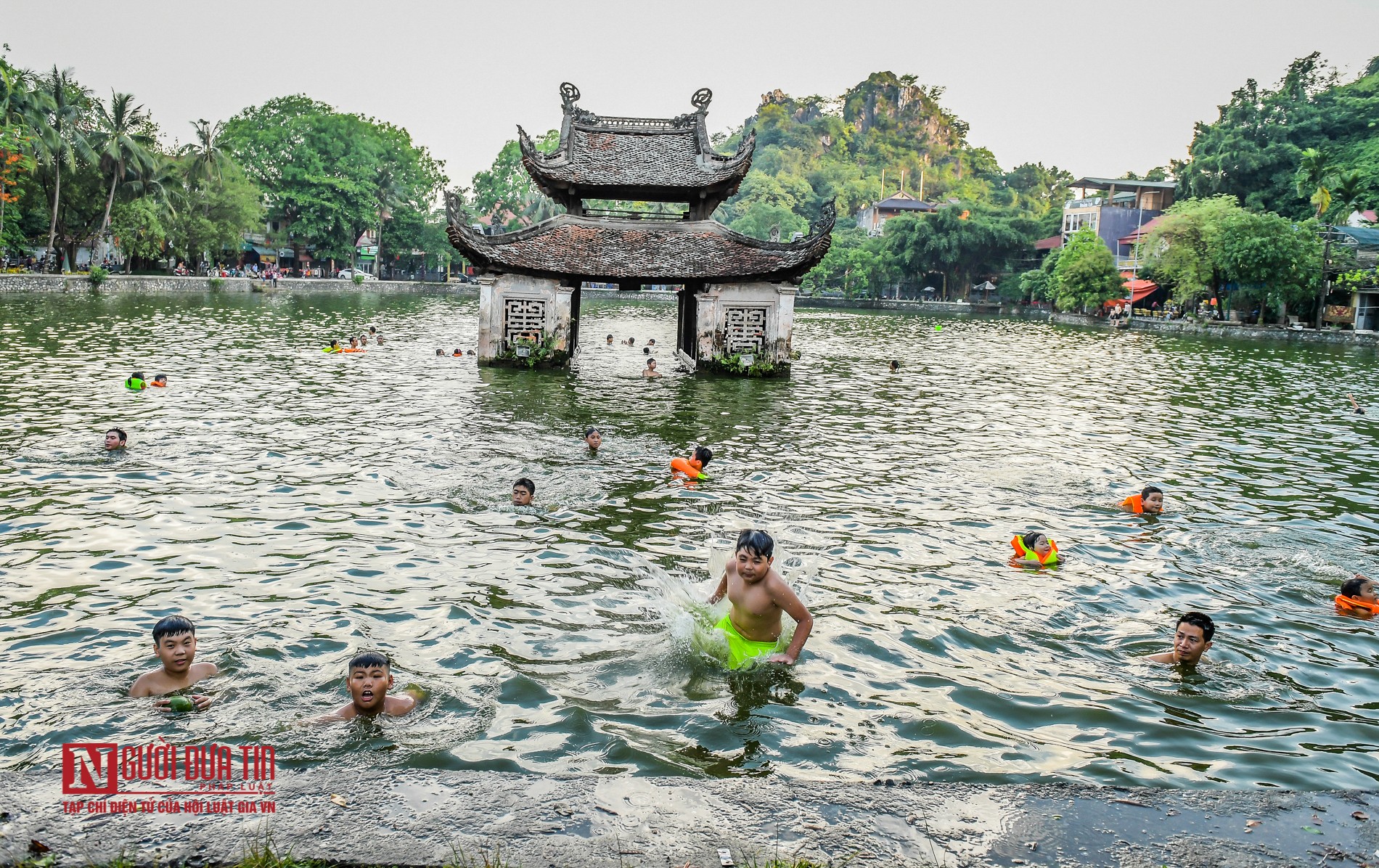 Tin nhanh - Người dân thích thú tắm hồ nghìn năm tuổi (Hình 2).