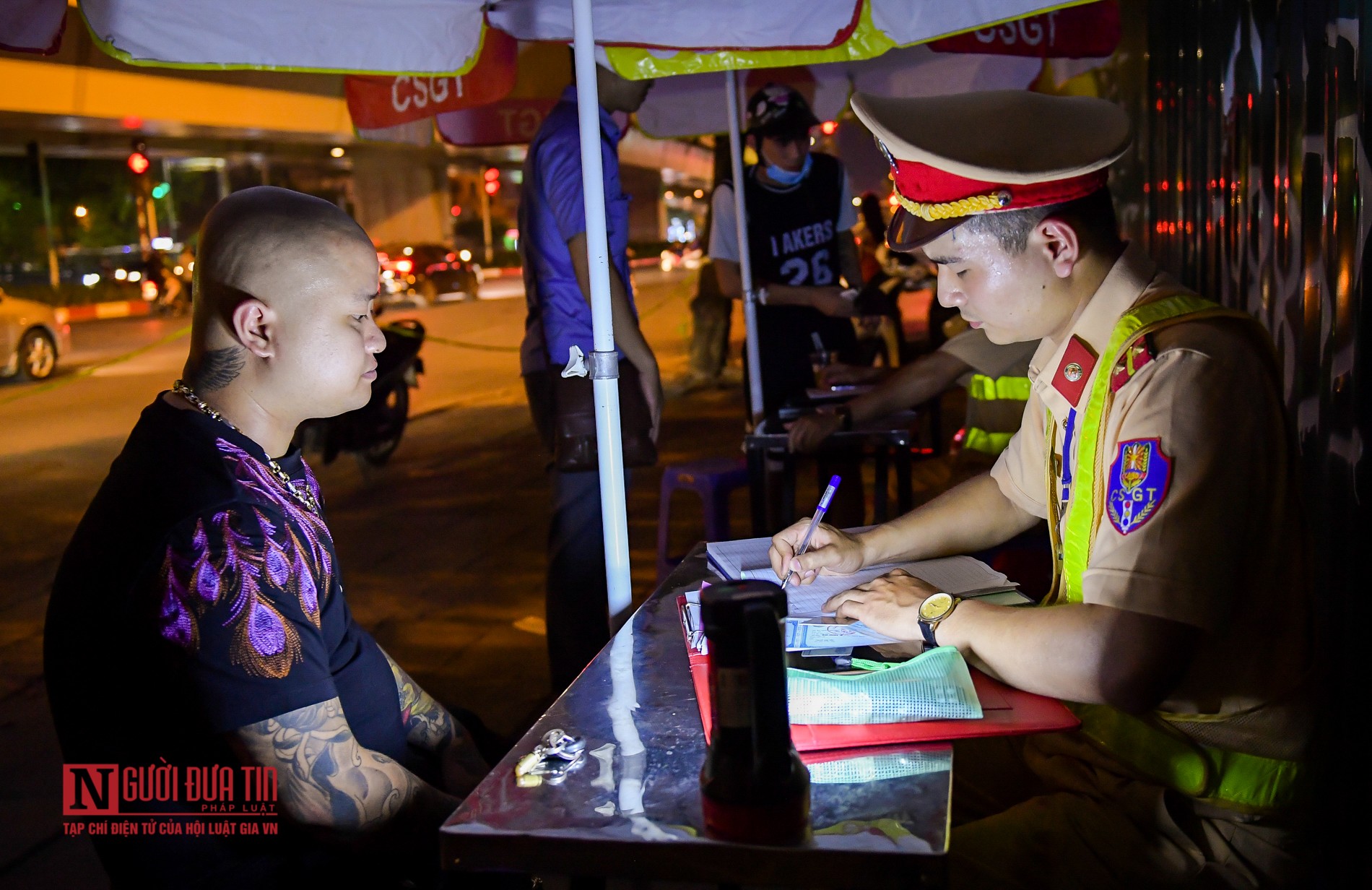 Tin nhanh - 'Quả đấm thép' 140 tại Hà Nội xử lý hàng loạt nam thanh nữ tú vi phạm giao thông (Hình 5).