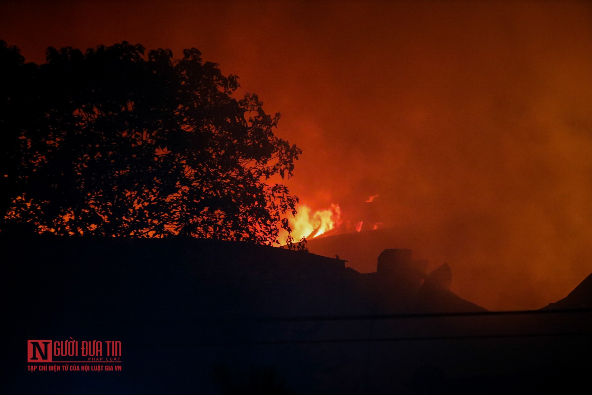 Tin nhanh - Hà Nội: Cháy lớn thiêu rụi kho hàng điện tử trong đêm (Hình 2).