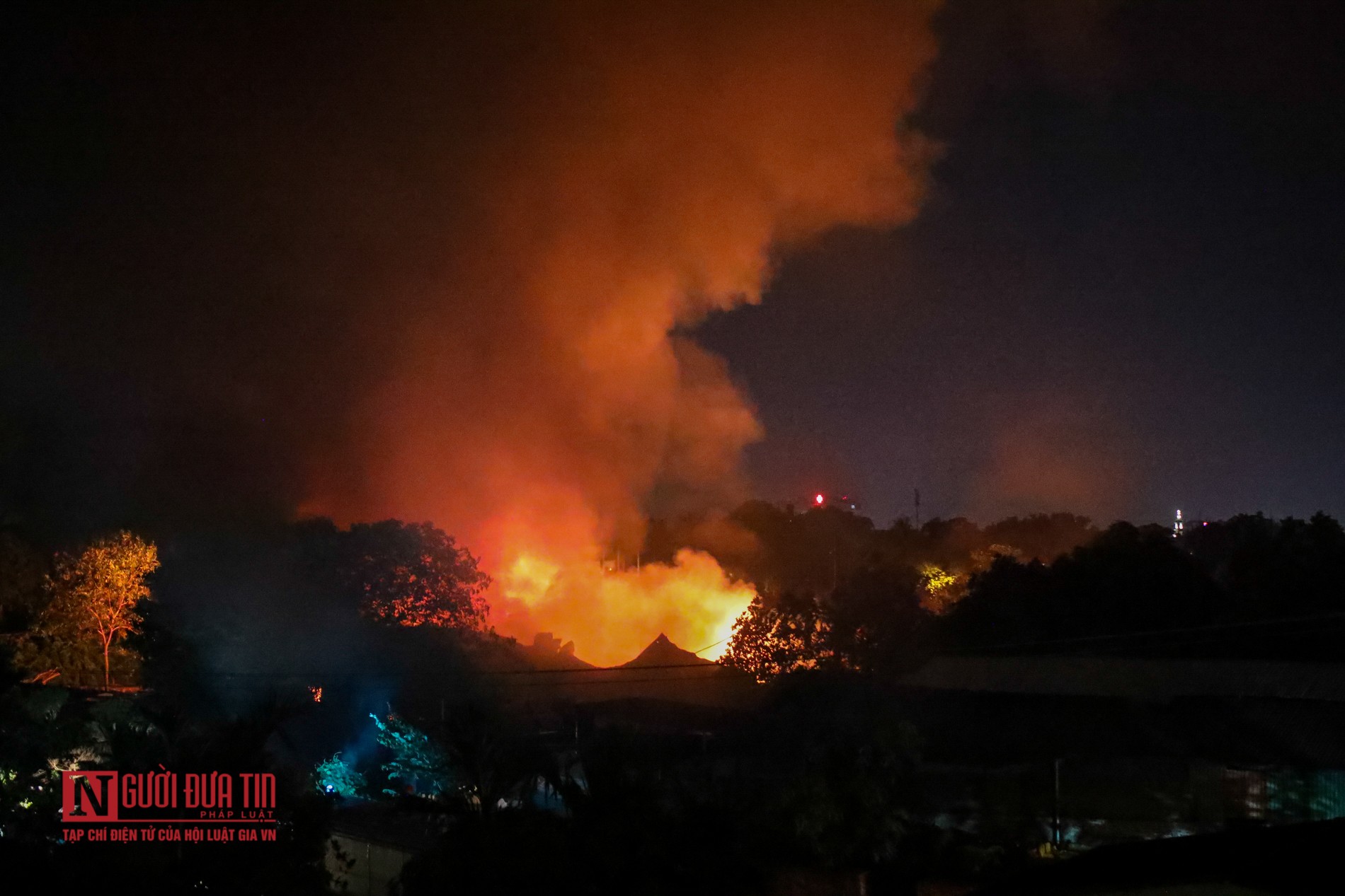 Tin nhanh - Hà Nội: Cháy lớn thiêu rụi kho hàng điện tử trong đêm (Hình 5).