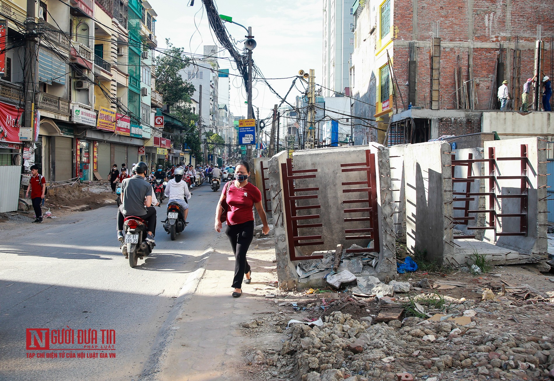 Tin nhanh - Hà Nội: Vỉa hè thành đại công trường, người dân đi lại khó khăn (Hình 3).