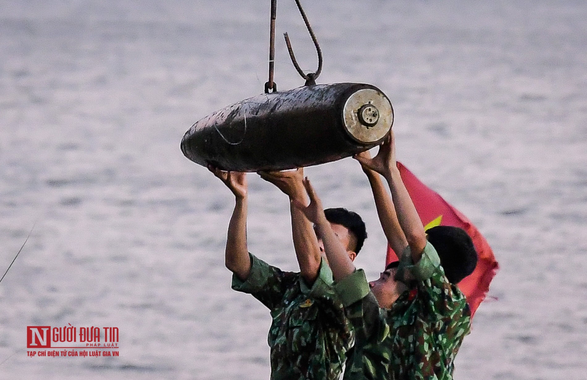 Tin nhanh - Cận cảnh trục vớt bom gần chân cầu Long Biên (Hình 7).