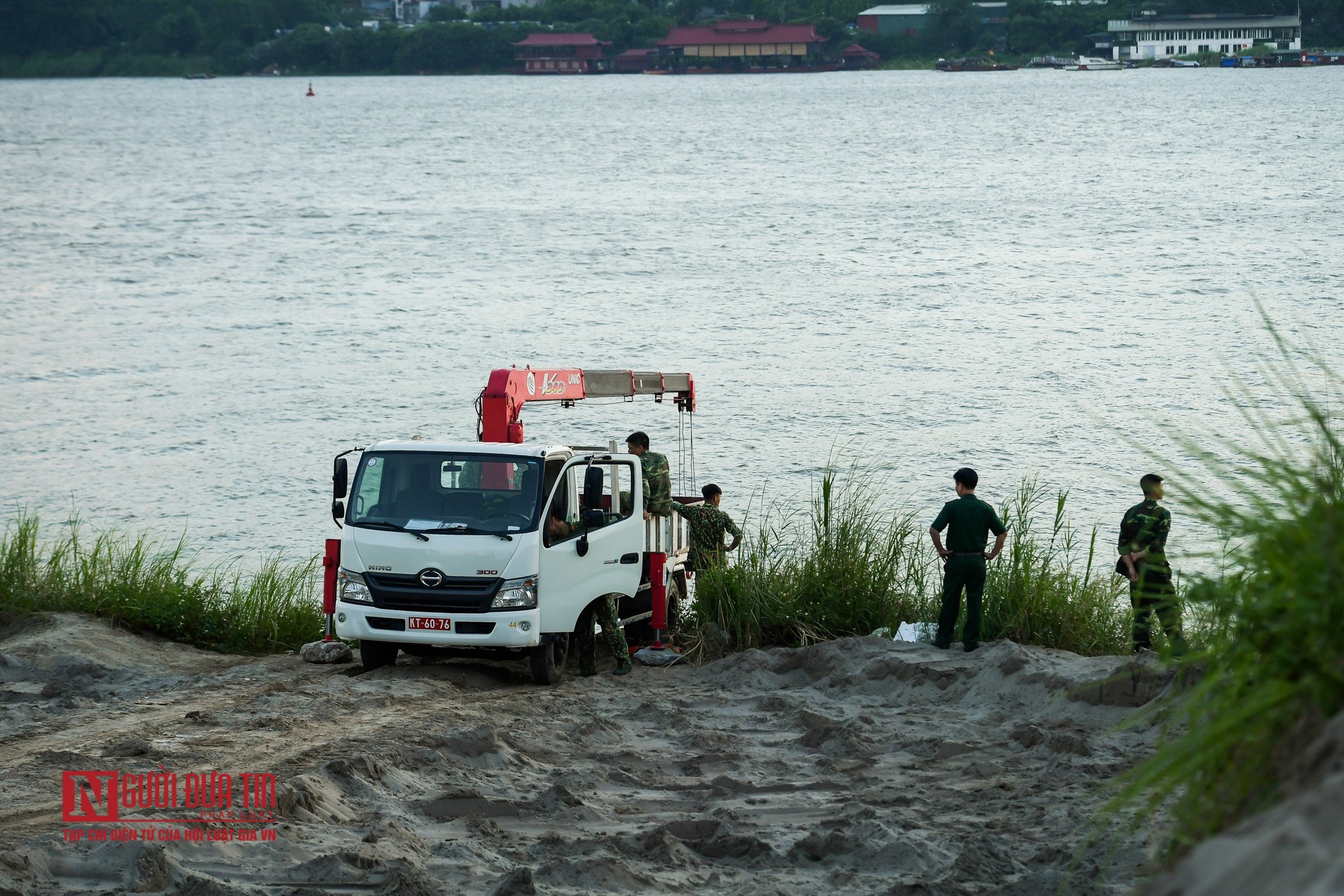 Tin nhanh - Cận cảnh trục vớt bom gần chân cầu Long Biên (Hình 9).