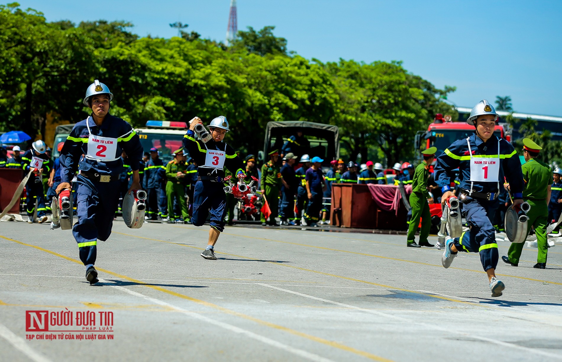 Tin nhanh - Chùm ảnh: Lực lượng PCCC&CHCN chiến đấu với 'giặc lửa' dưới cái nắng hơn 40 độ C (Hình 2).