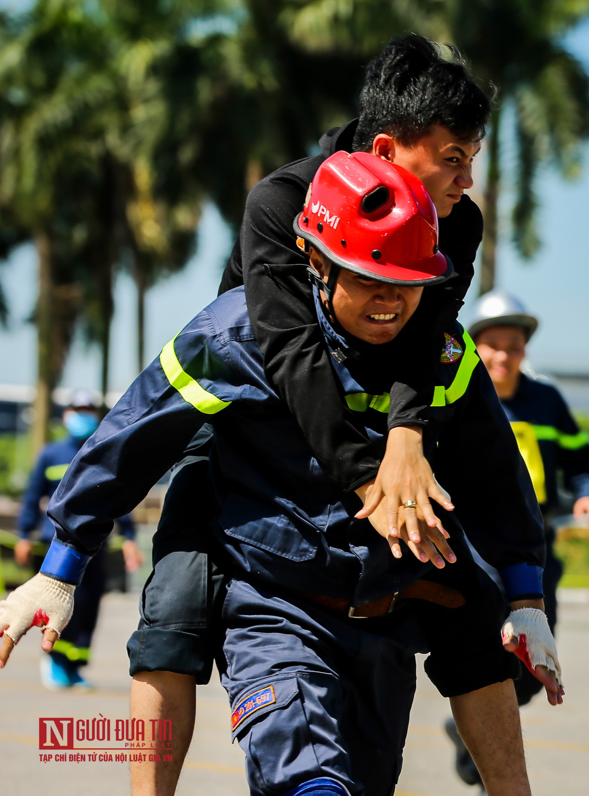 Tin nhanh - Chùm ảnh: Lực lượng PCCC&CHCN chiến đấu với 'giặc lửa' dưới cái nắng hơn 40 độ C (Hình 14).