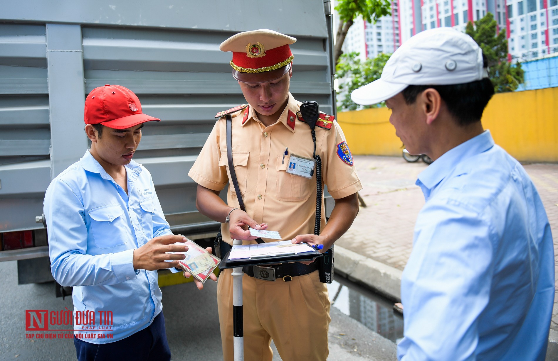 Tin nhanh - Hà Nội: Hé lộ 'vũ khí' đặc biệt giúp CSGT xử lý xe khách 'rùa bò' (Hình 4).