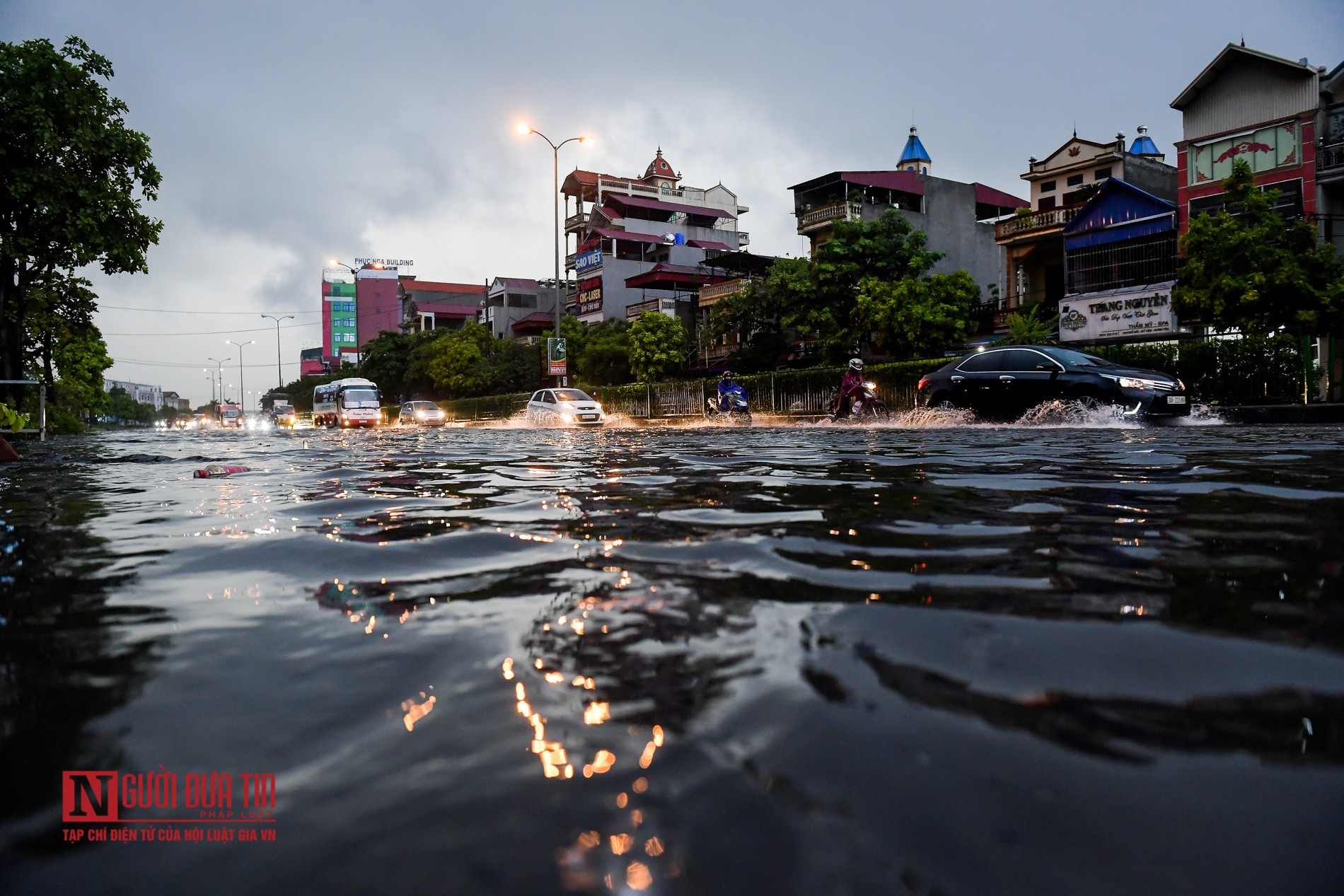 Tin nhanh - Hưng Yên: 'Sóng thần' quật ngã hàng loạt xe máy (Hình 10).