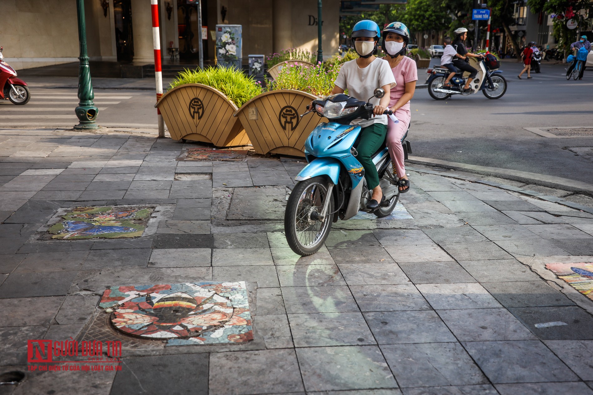 Tin nhanh - Hà Nội: Những “vết thương” trên tác phẩm nghệ thuật đường phố  (Hình 8).