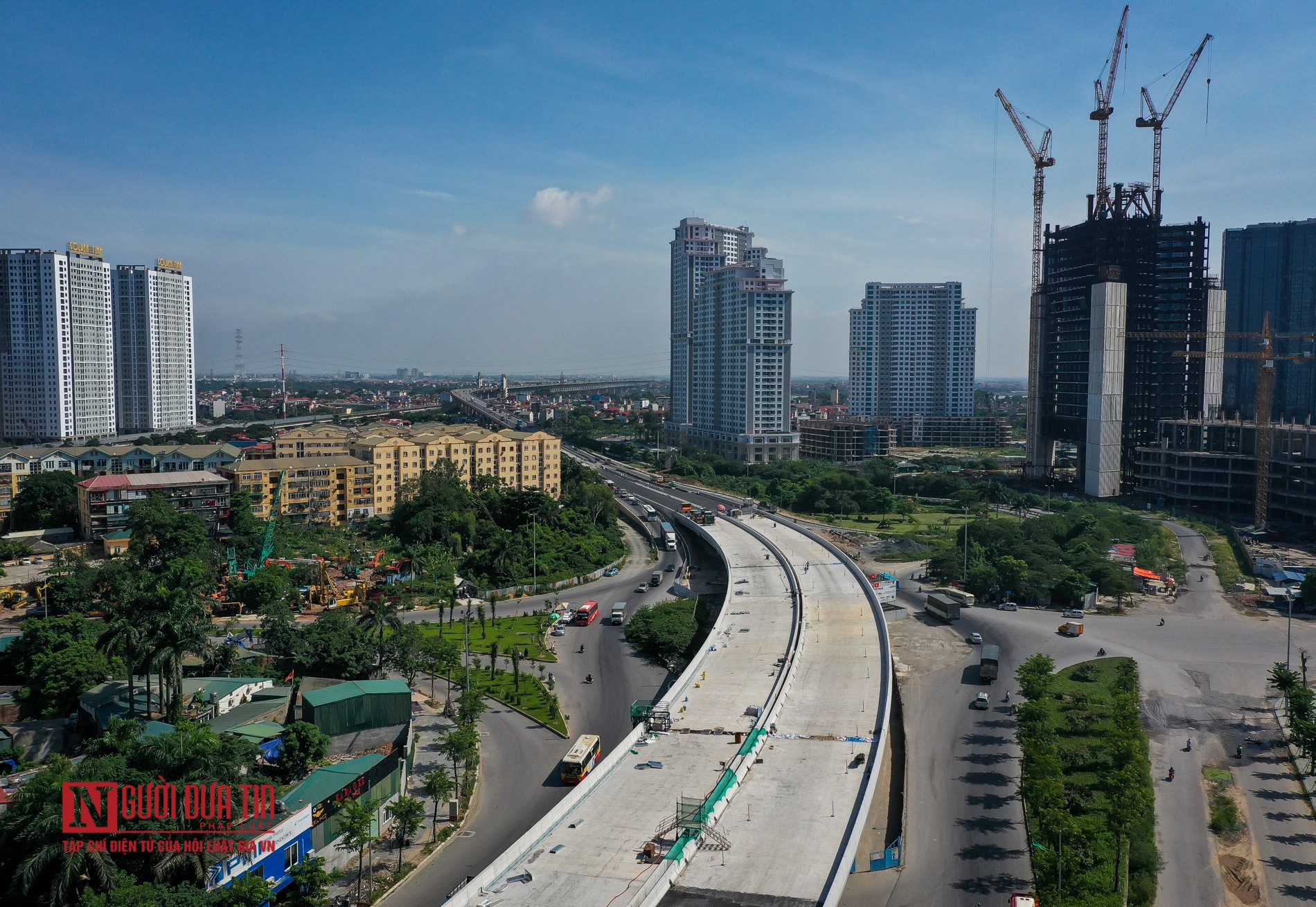 Tin nhanh - Công nhân đội nắng gấp rút thi công đường vành đai 3