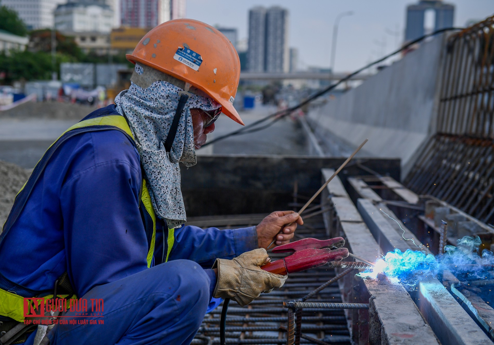 Tin nhanh - Công nhân đội nắng gấp rút thi công đường vành đai 3 (Hình 8).