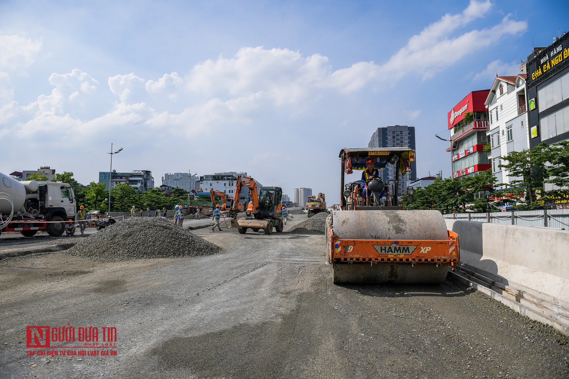 Tin nhanh - Công nhân đội nắng gấp rút thi công đường vành đai 3 (Hình 3).