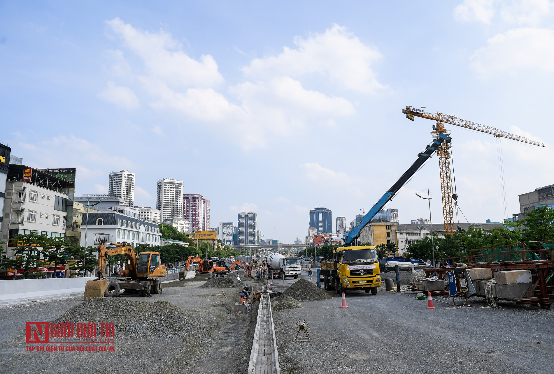 Tin nhanh - Công nhân đội nắng gấp rút thi công đường vành đai 3 (Hình 2).