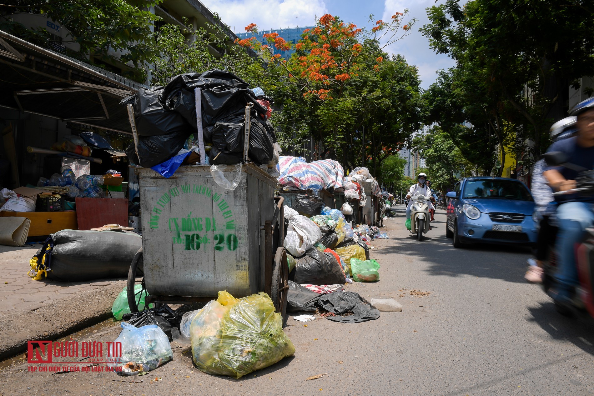 Tin nhanh - Hà Nội: Rác thải tràn ngập nội đô, gây ùn tắc giao thông