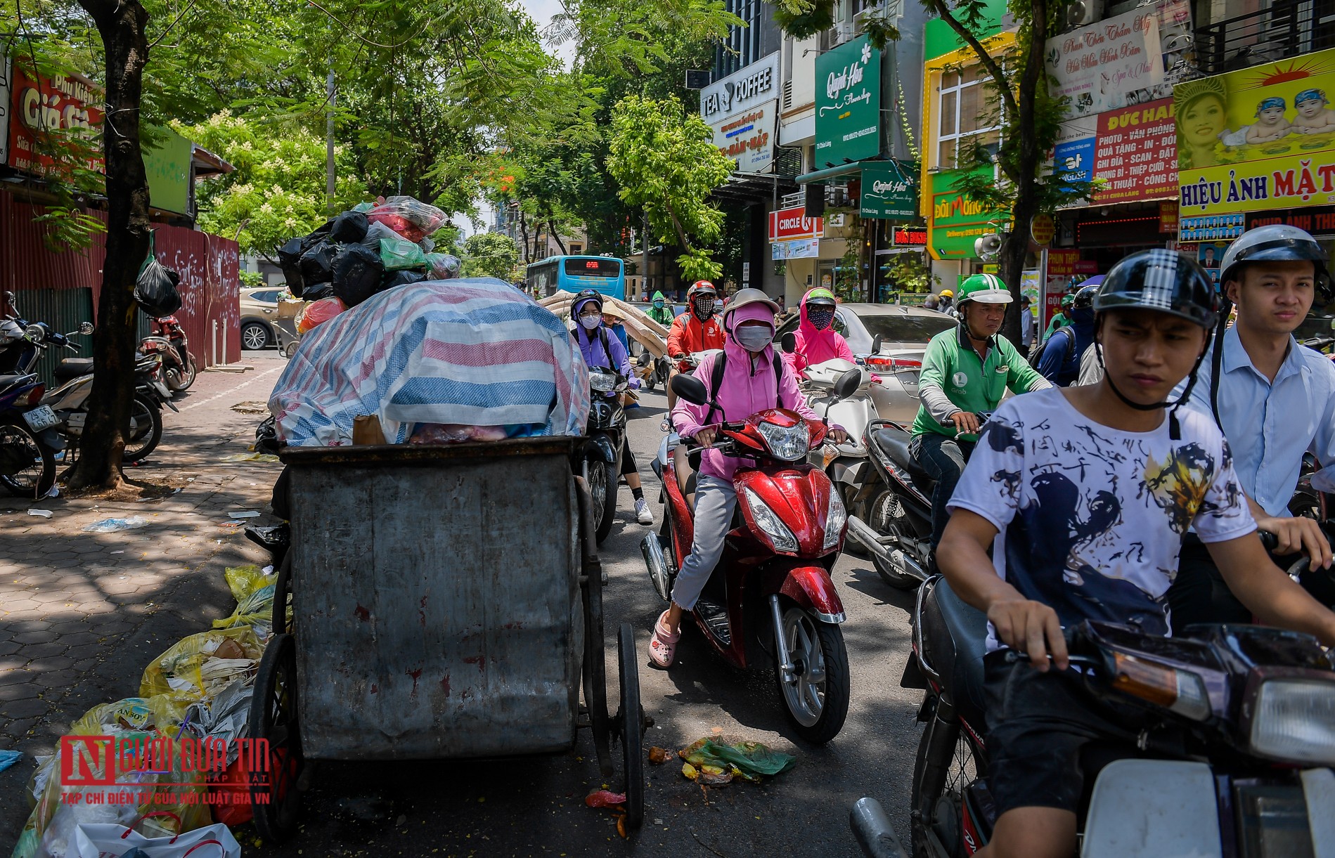 Tin nhanh - Hà Nội: Rác thải tràn ngập nội đô, gây ùn tắc giao thông (Hình 4).