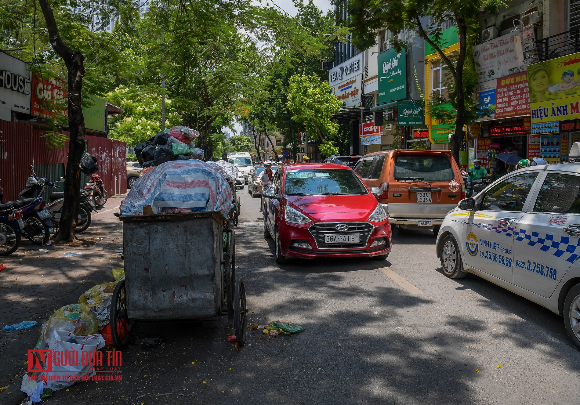 Tin nhanh - Hà Nội: Rác thải tràn ngập nội đô, gây ùn tắc giao thông (Hình 2).