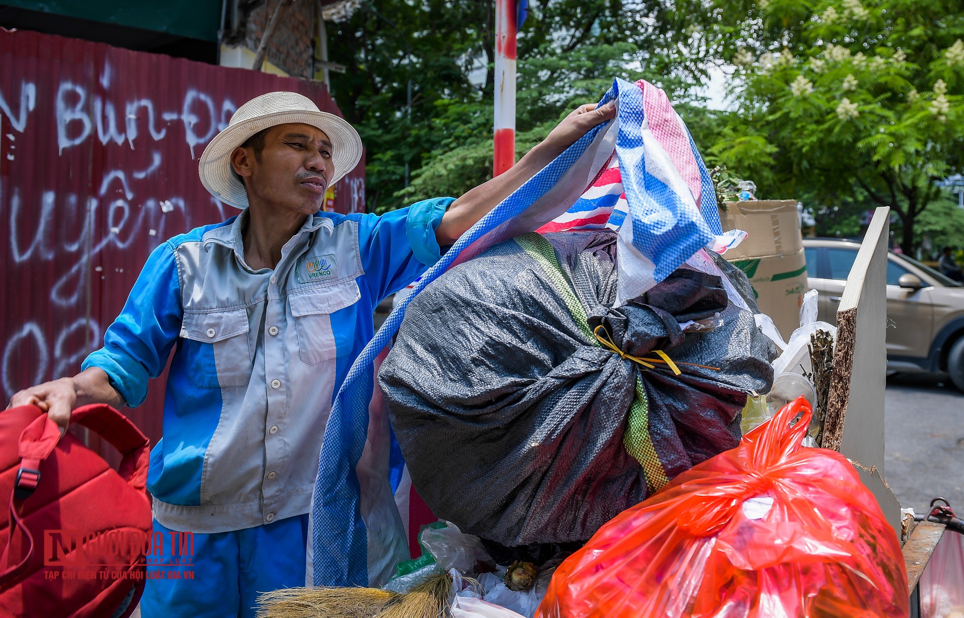 Tin nhanh - Hà Nội: Rác thải tràn ngập nội đô, gây ùn tắc giao thông (Hình 6).