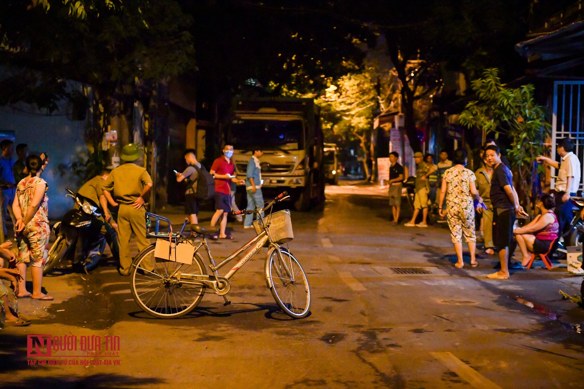 Môi trường - 'Phương án B' bị chặn, hàng chục xe rác tại Hà Nội tiếp tục không có chỗ đổ