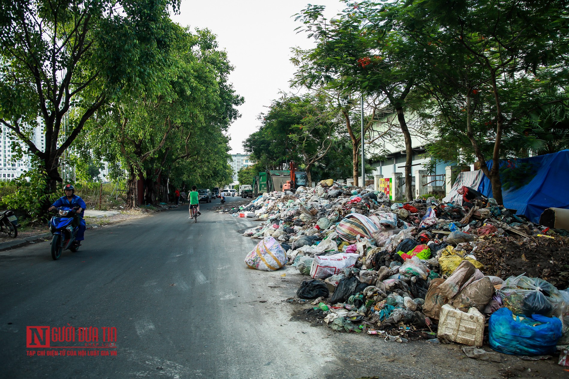 Môi trường - Hà Nội: Rác vẫn bủa vây nội đô sau 4 ngày mở cửa bãi Nam Sơn