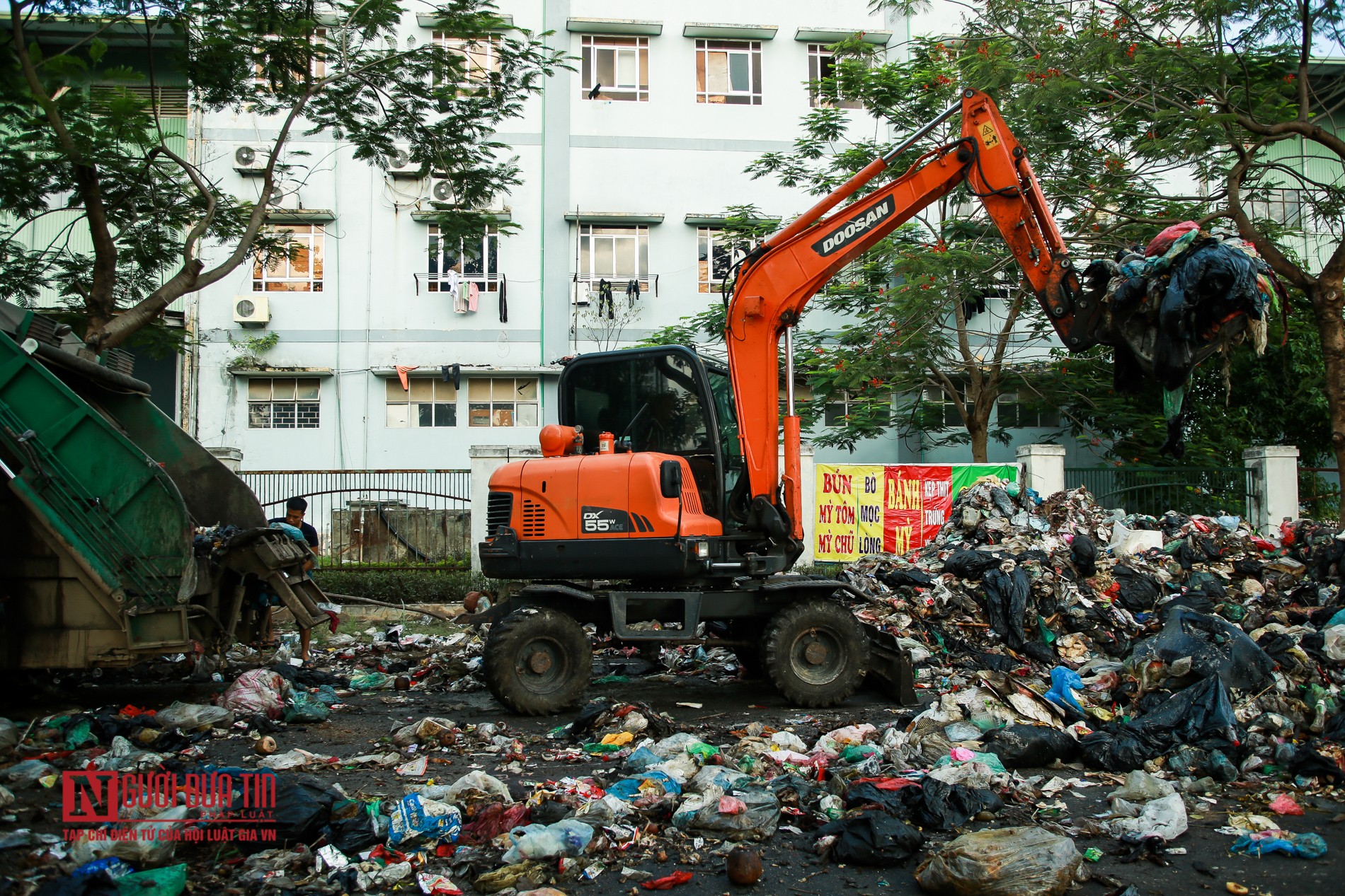 Môi trường - Hà Nội: Rác vẫn bủa vây nội đô sau 4 ngày mở cửa bãi Nam Sơn (Hình 2).