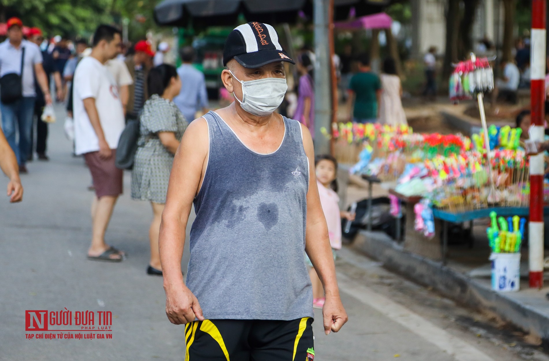 Tin nhanh - Hà Nội: Người dân đeo khẩu trang sau khuyến cáo (Hình 3).