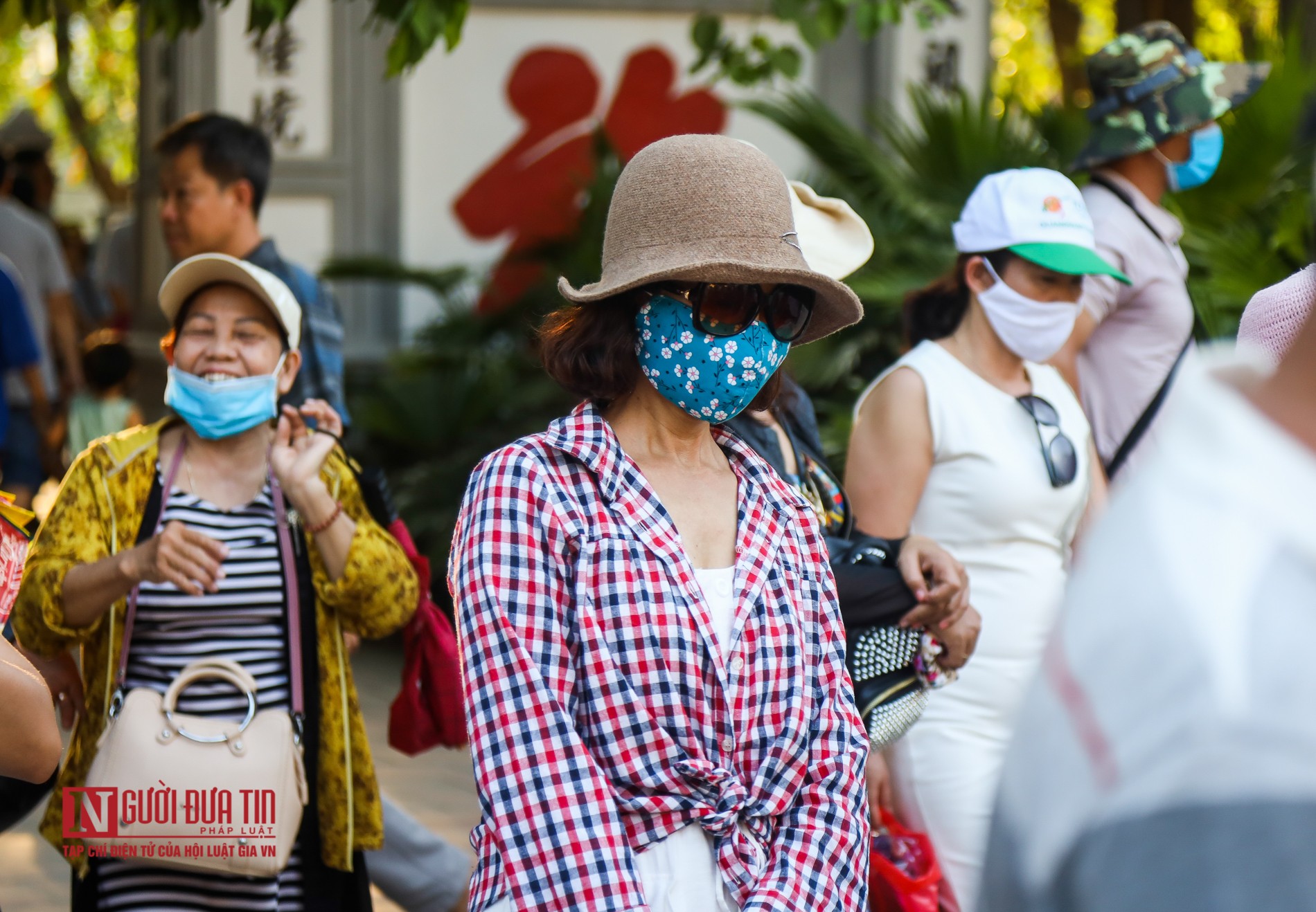 Tin nhanh - Hà Nội: Người dân đeo khẩu trang sau khuyến cáo (Hình 6).