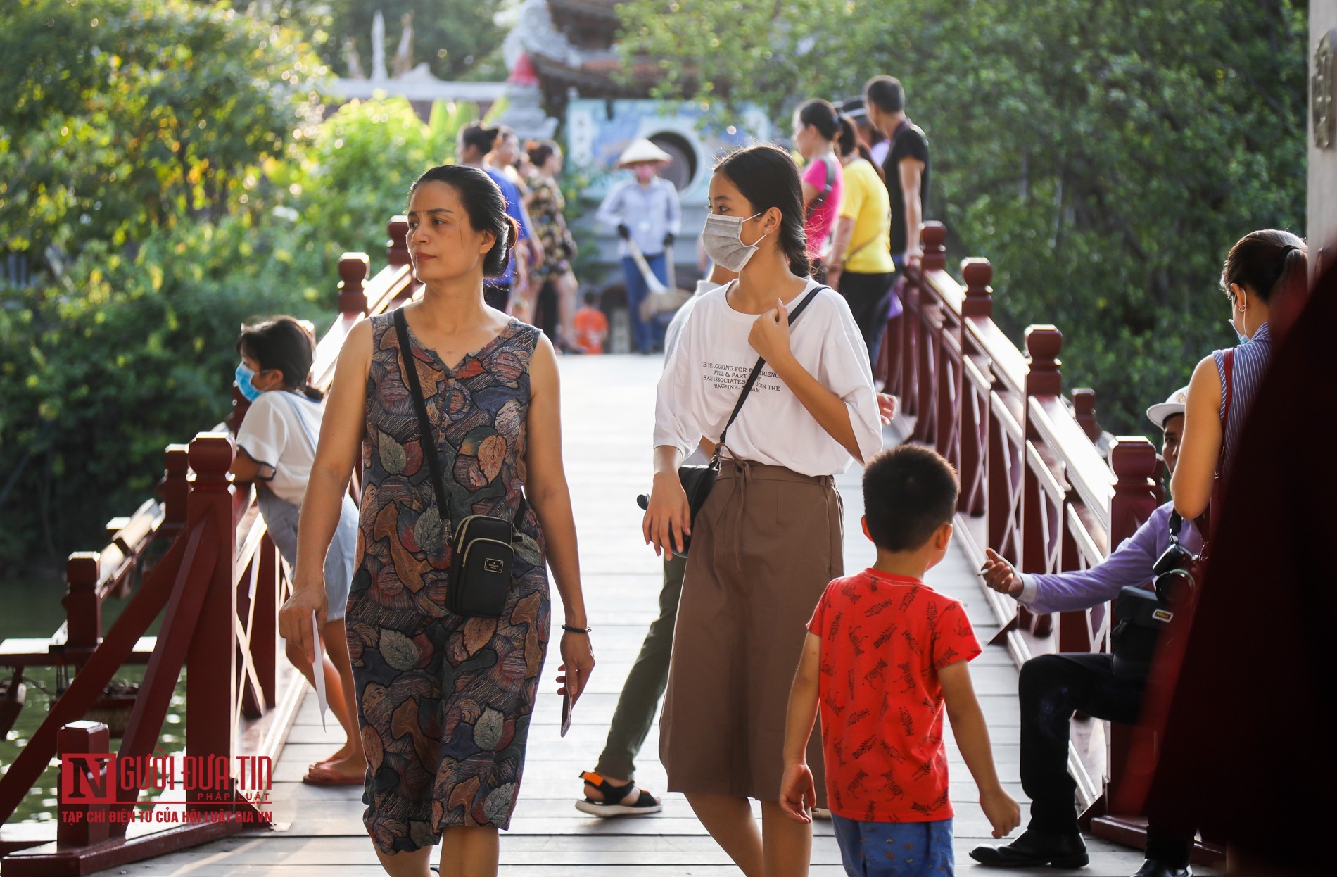 Tin nhanh - Hà Nội: Người dân đeo khẩu trang sau khuyến cáo (Hình 10).