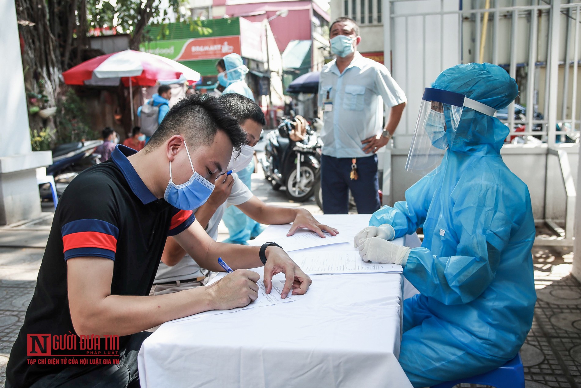 Tin nhanh - Hà Nội: Tiến hành test nhanh Covid -19 cho người dân từ Đà Nẵng trở về (Hình 3).