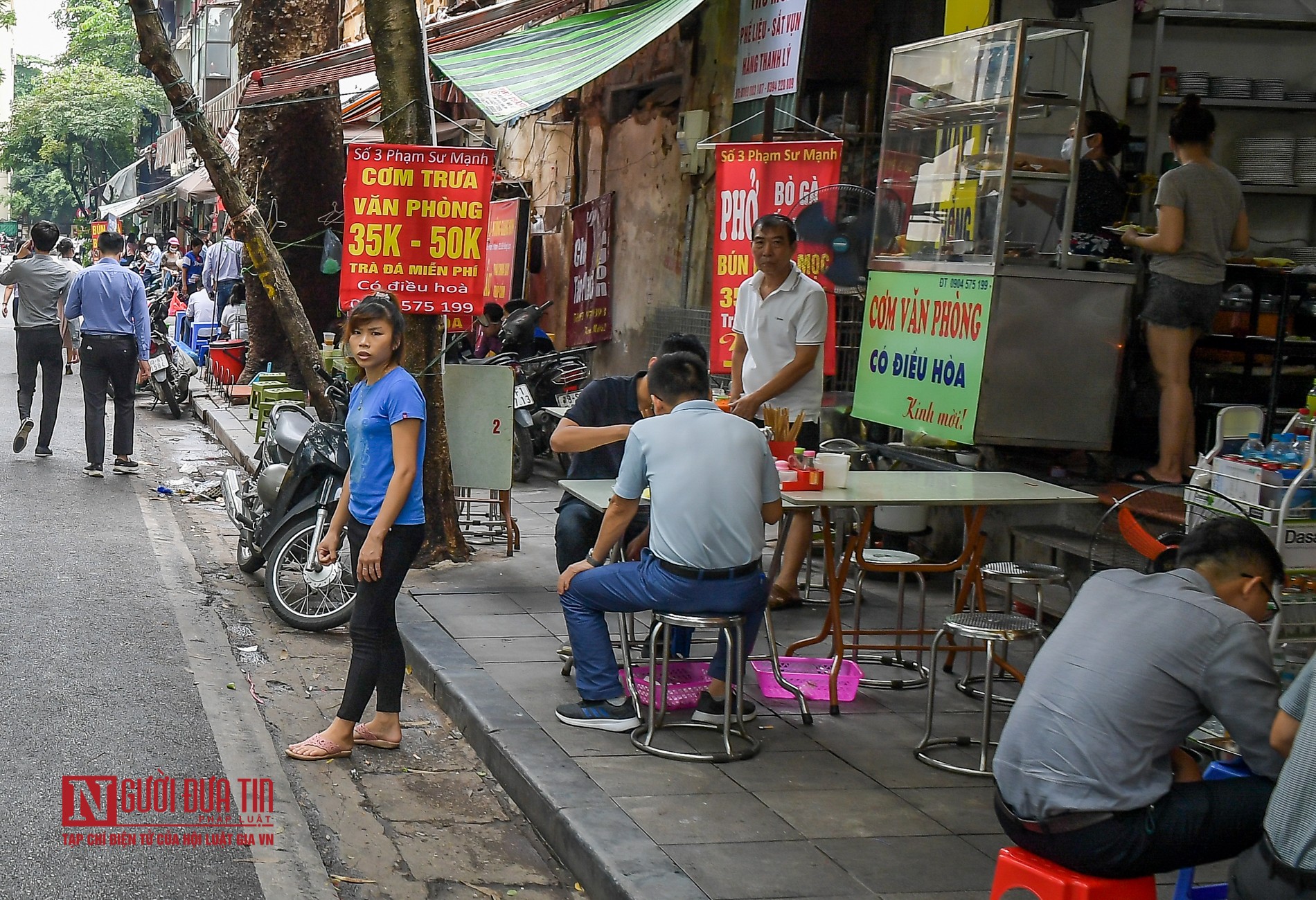 Tin nhanh - Nhiều hàng quán vỉa hè vẫn hoạt động bất chấp lệnh cấm (Hình 9).