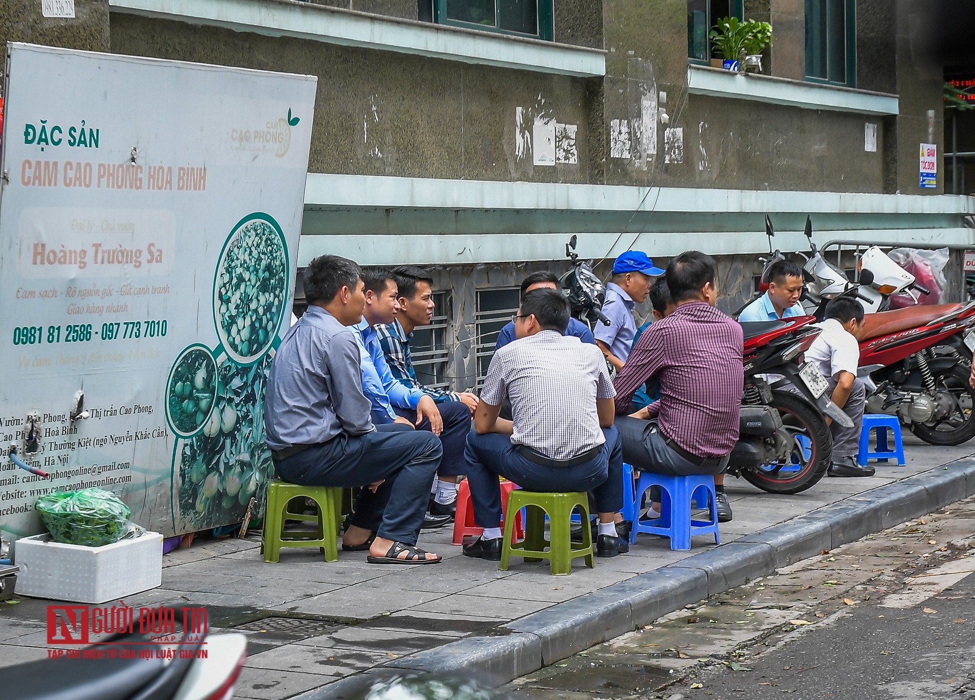 Tin nhanh - Nhiều hàng quán vỉa hè vẫn hoạt động bất chấp lệnh cấm (Hình 3).