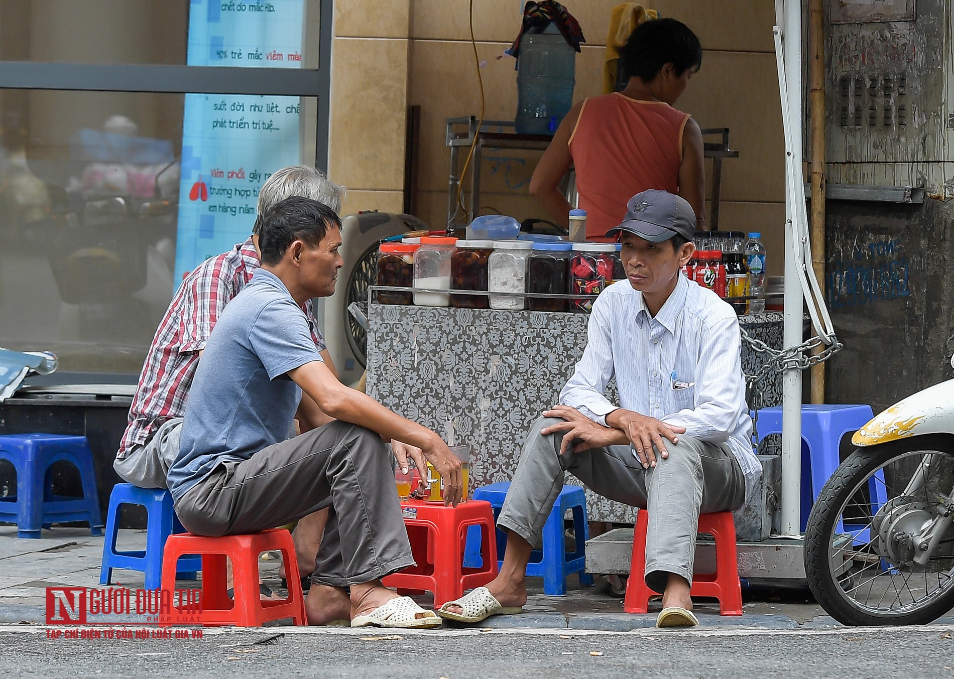 Tin nhanh - Nhiều hàng quán vỉa hè vẫn hoạt động bất chấp lệnh cấm (Hình 8).