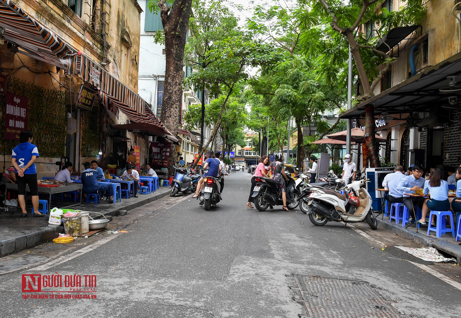 Tin nhanh - Nhiều hàng quán vỉa hè vẫn hoạt động bất chấp lệnh cấm