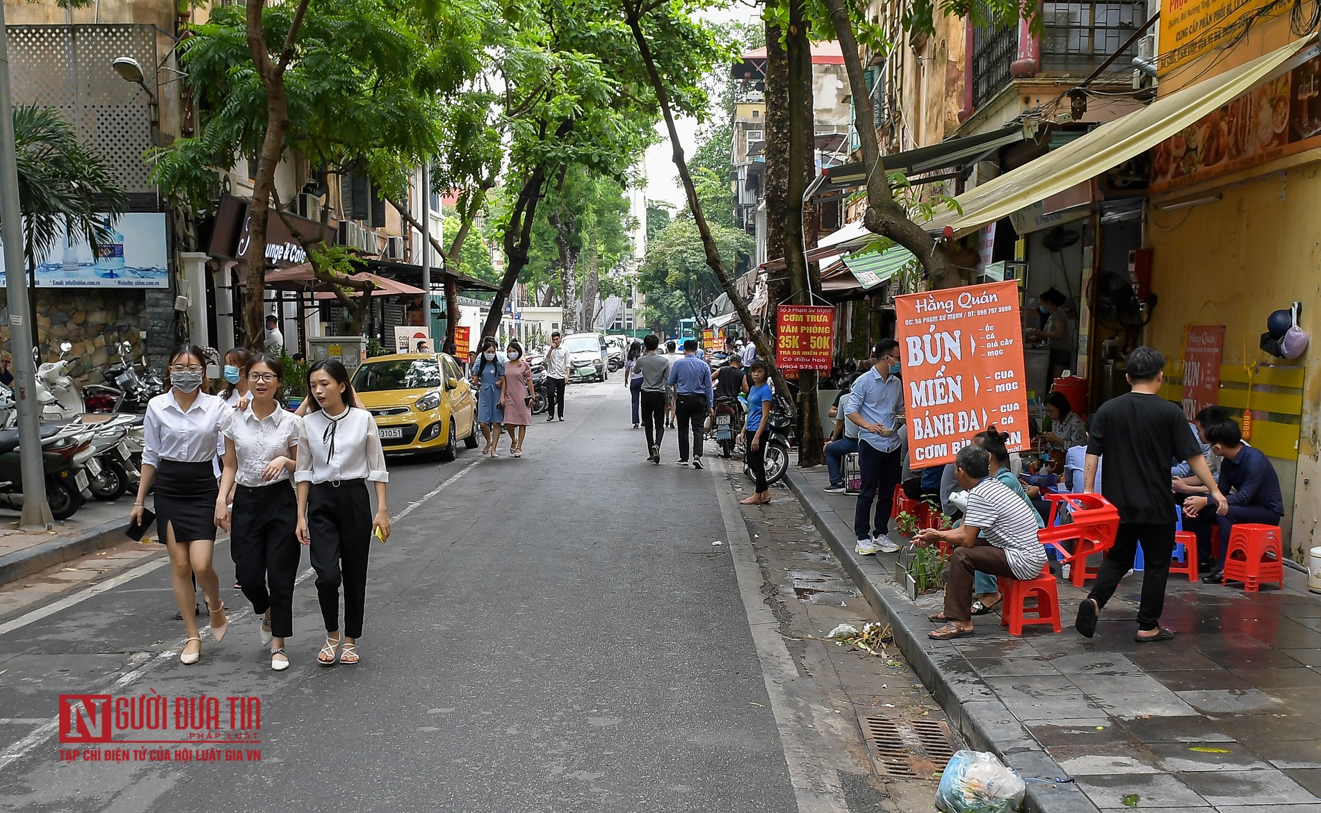 Tin nhanh - Nhiều hàng quán vỉa hè vẫn hoạt động bất chấp lệnh cấm (Hình 2).