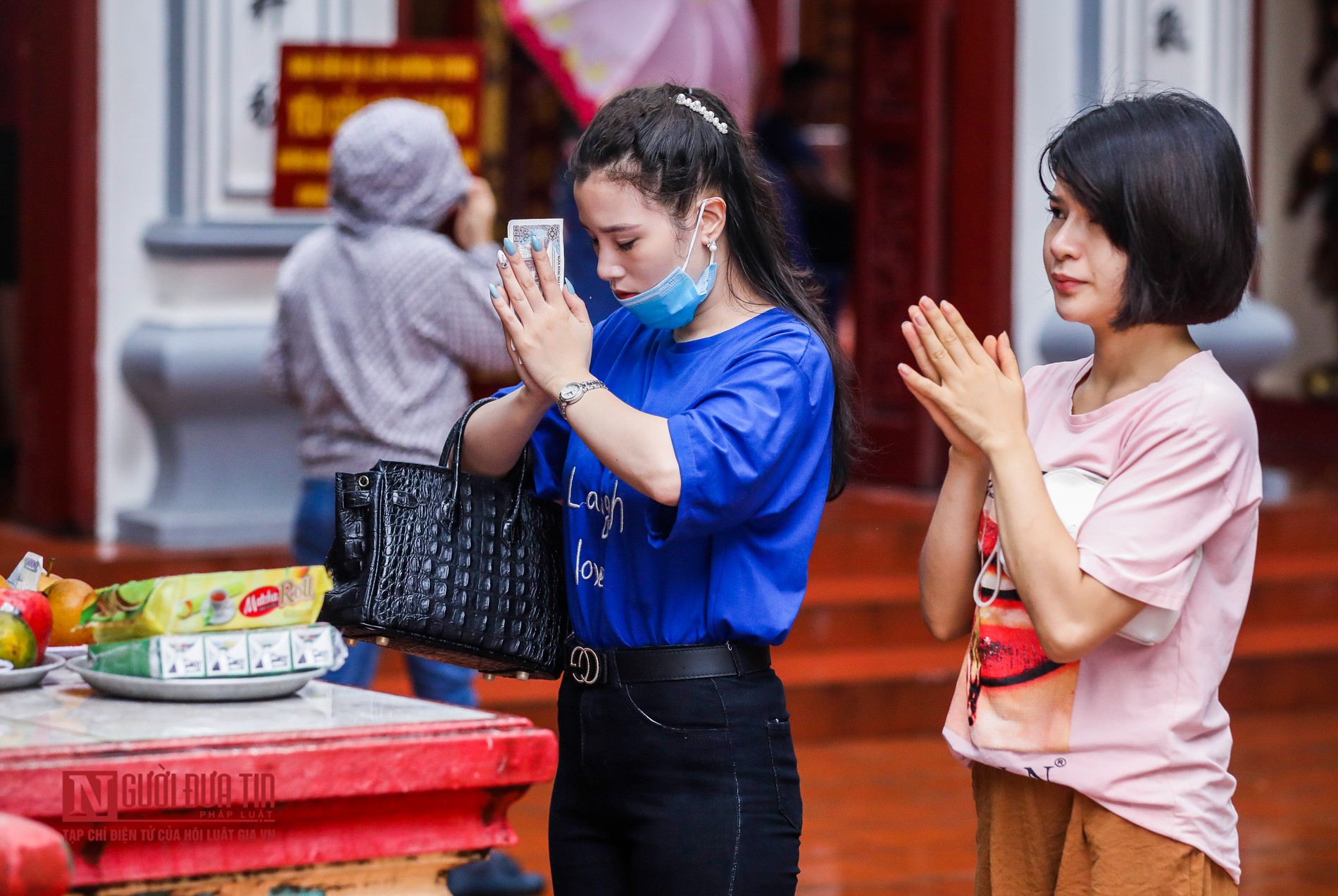 Tin nhanh - Hà Nội: Người dân “quên” đeo khẩu trang khi đi lễ phủ ngày rằm (Hình 7).